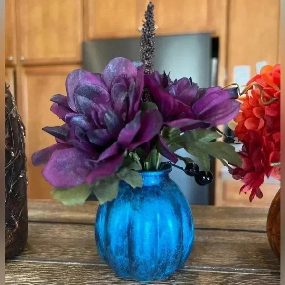 NEW Fun little spooky faux floral arrangement in shades of blue, black & purples - Picture 3 of 15